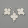 Konektor Čtyřlístek bílé barvy, stříbrný kov, 20×14 mm +/- balení 3 ks