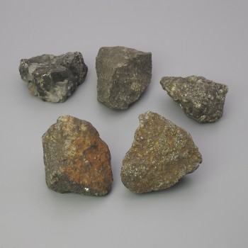 Sběratelský přírodní kámen Pyrit – neopracovaný kámen ~ rozměry 35×27×22 mm (+-) asortované velikosti (cena za 1 ks)