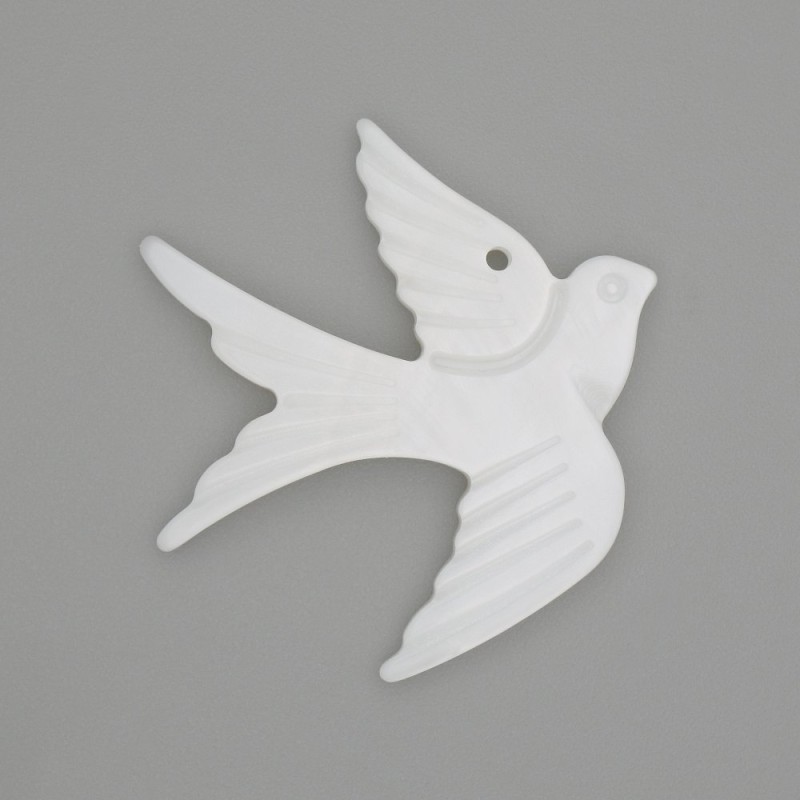 Přívěšek ve tvaru lastovičky z bílého perleti 27×25×3 mm