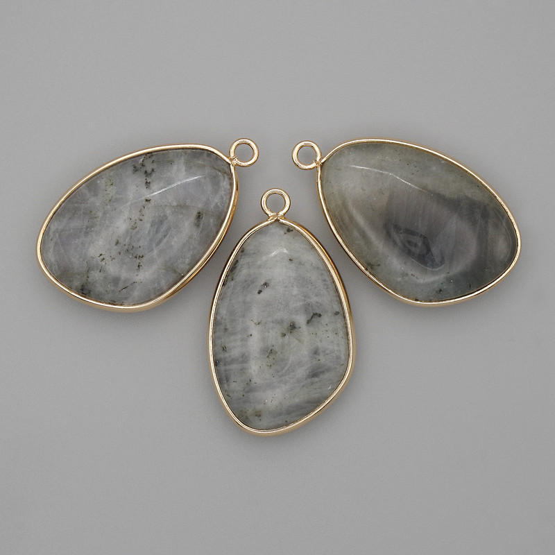 Přívěsek z labradoritu v zlaté úpravě kovu 21 × 35 mm+