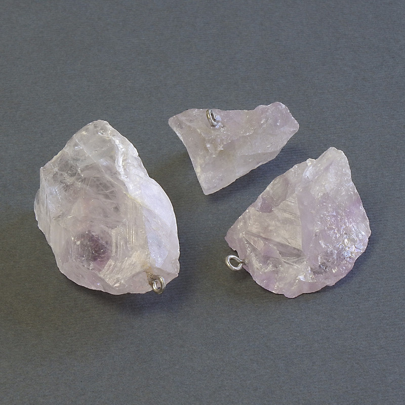 Přívěsek z ametystu, přírodní kámen, neopracovaný, průměr 29–48×20–28 mm, mix velikostí