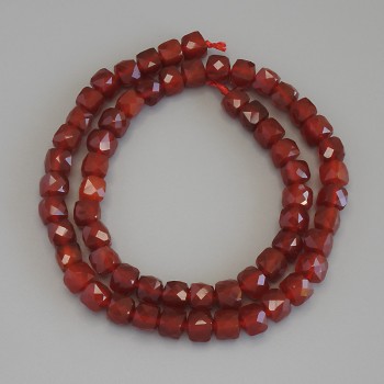 Karneol korálky brusené čtverce, průměr 6,5×6,5 mm, navlečené na niti, délka cca 39 cm