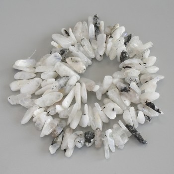 Korálky adularitu drť, průměr 12–15×3–5 mm, na niti, délka 39 cm+