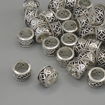 Korálka-vložka ve stříbrné barvě kovu, rozměr 8×5 mm, otvor přibližně 6 mm, balení 20 g (~36 ks)