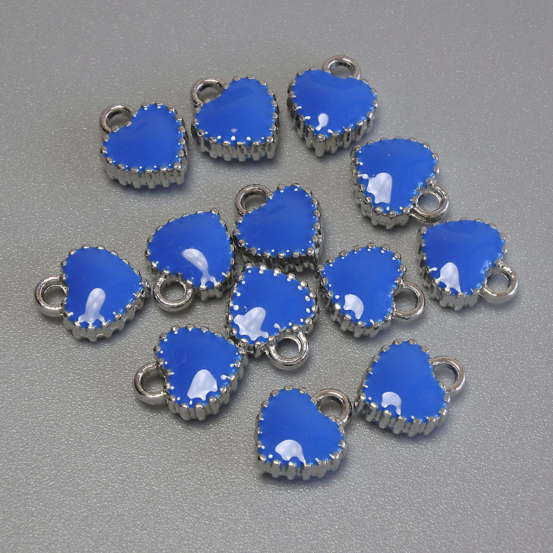 Přívěšek ve tvaru srdce s modrým smaltem, stříbrný kov, průměr 7×8 mm, balení 13 ks