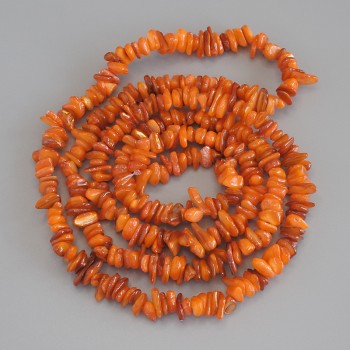 Perleťové korálky – drobná zrníčka, průměr 7–9×2–4 mm, délka cca 80 cm na niti