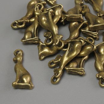 Přívěšek kočka Sfinga bronzová barva kovu, rozměry 20×8×3 mm, otvor průměr cca 1,2 mm, balení 20 g (~18 ks)