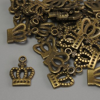 Přívěsek Koruna, bronzová barva, rozměry 15×10×1 mm ± otvor 2 mm ±, balení 20 g (~36 ks)