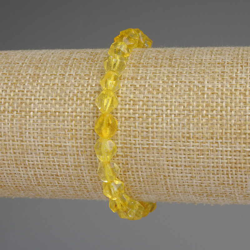 Náramek z citrínu s fasetovaným víceúhelníkovým tvarem, průměr cca 7×7 mm, délka 18 cm, elastický