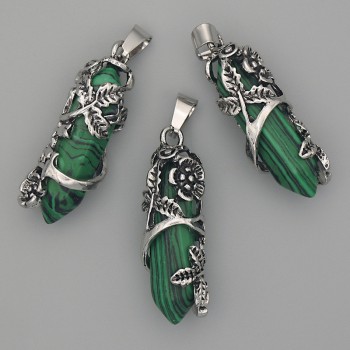 Přívěšek z malachitu ve tvaru šestiúhelníku se květinovým akcentem, 35×15 mm, délka 44 mm ±