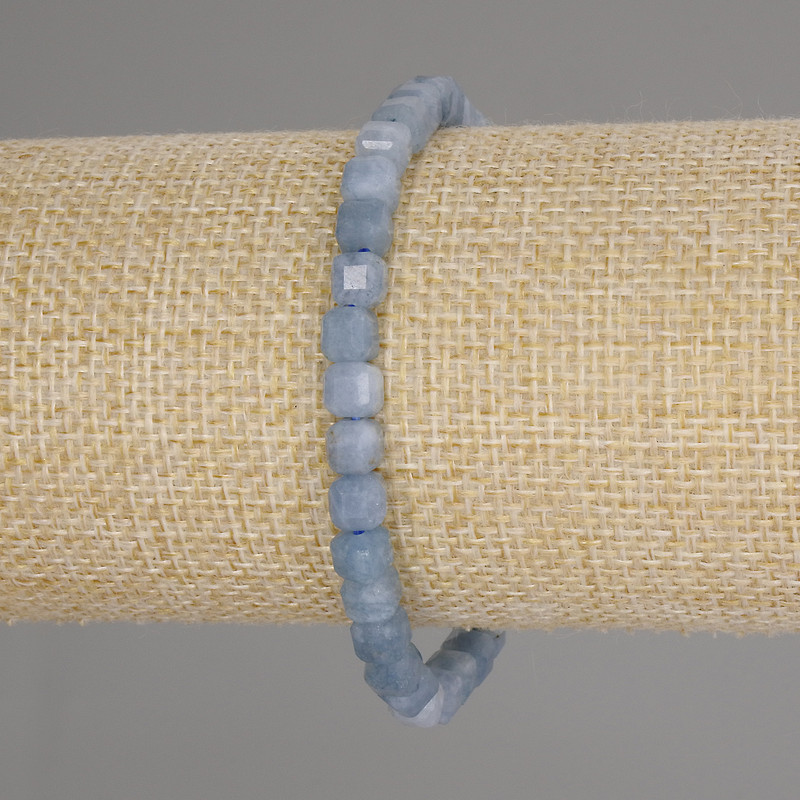 Náramek z broušeného akvamarínu, kubické korálky 5×5 mm, délka cca 18 cm, elastický