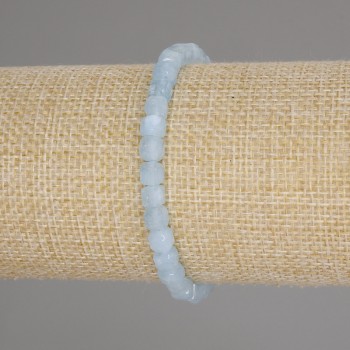 Náramek z akvamarínu s fazetovanými kubíky o rozměru 5×5 mm, délka 18 cm, elastický