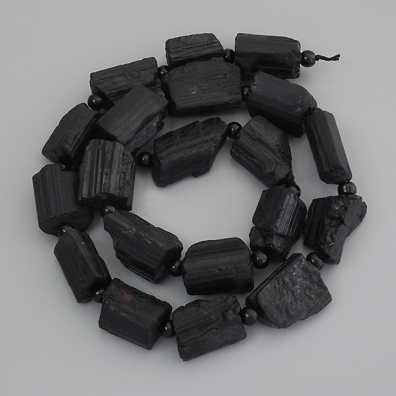 Korálky turmalín šerl nerafinovaný kámen, průměr 15–18 × 10–12 mm ± biser 4–5 mm ± na niti, délka 41 cm+