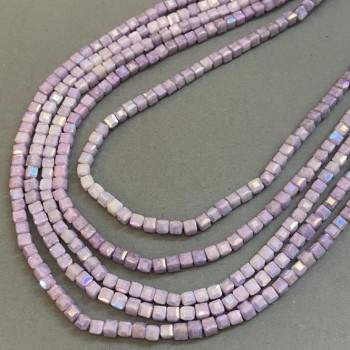 Korálky z Českého křišťálu fialové s benzínovým nástřikem na niti, brusovaný kubík, průměr 4×4 mm, délka 38 cm +