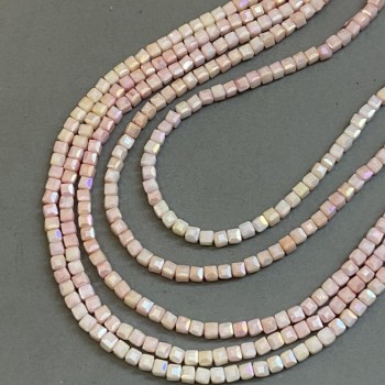 Korálky z českého křišťálu, růžové s povrchovou úpravou 'benzín' na niti, brusované kubíky 4×4 mm, délka 38 cm