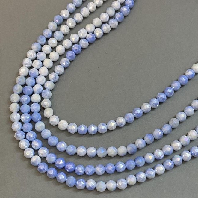 Korálky českého křišťálu světle modré vícebarevné na niti, brusované kuličky, průměr 8 mm, délka 38 cm