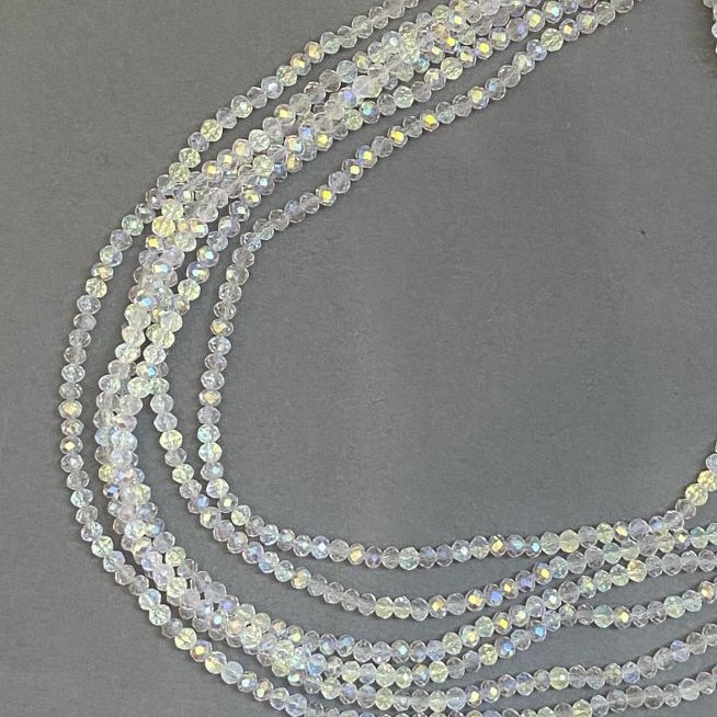 Korálky z českého křišťálu na vlascu bílé průhledné s benzínovým nástřikem, brusované rondely, průměr 3,5×3 mm, délka 33 cm