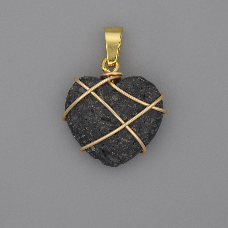 Přívěsek Srdce v opletení lávy 21×21 mm, průměr 30 mm