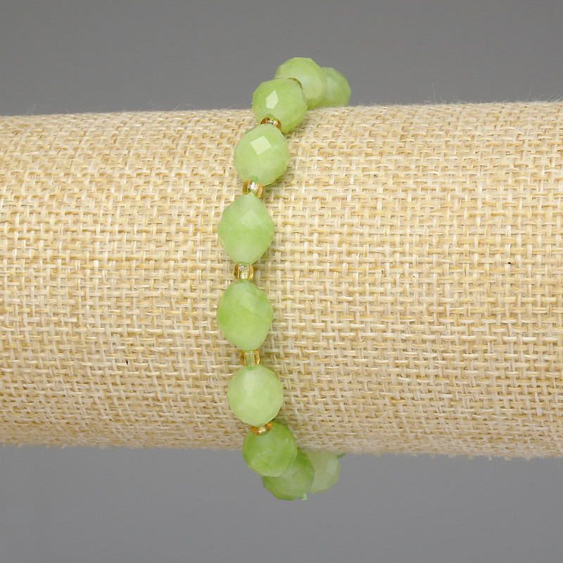 Náramek z chryzolitového olivínu s fasetovanými korálky 9×8 mm a drobnými korálky 3 mm, délka 18 cm, elastický