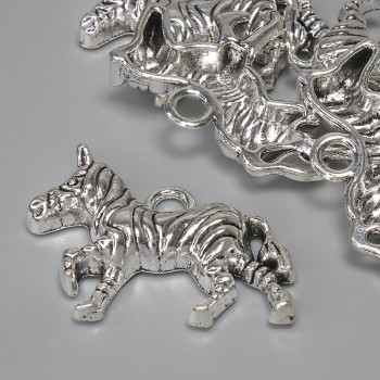 Přívěšek Zebra, barva kovu stříbrná, průměr 27×21 mm ± otvor očko 3,2 mm ± balení 5 ks