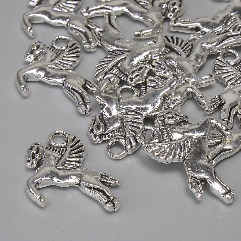 Přívěšek Pegas, stříbrné barvy kovu, průměr 16×17 mm, otvor pro ucho 2,4 mm, balení 12 ks