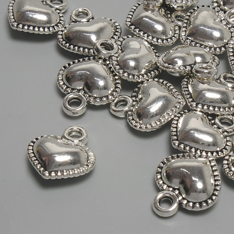 Přívěšek srdce, barva kovu stříbrná, průměr 11×13 mm, otvor pro ouško 2,2 mm, balení 17 ks