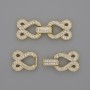 Kovové zapínání na dvě nitě s bílými štrasovými kamínky, průměr 30×12 mm, zlatavá barva kovu
