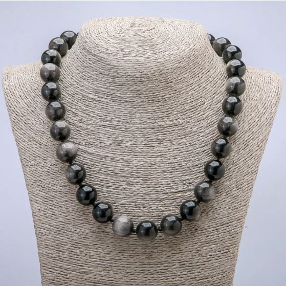 Náhrdelník ze stříbrného obsidiánu, hladké kuličky o průměru 14 mm, délka 45 cm+