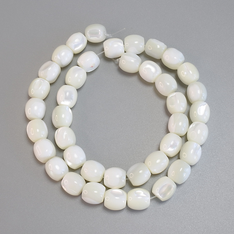 Barilkové perleťové korálky, průměr 10×9,5 mm, délka cca 40 cm, navléčené na šňůrce