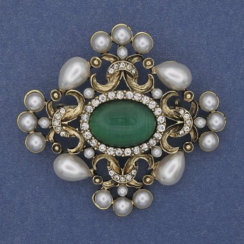 Brožka-přívěšek „Akcent perly kočičí oko“ – bílé štrasové kamínky, zlatistý kov, 53×58 mm