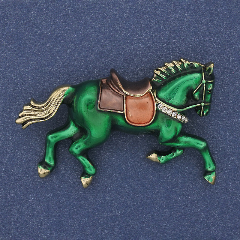 Brož Kůň, zelený smalt, bílé štrasové kamínky, zlatistý kov, 50×32 mm