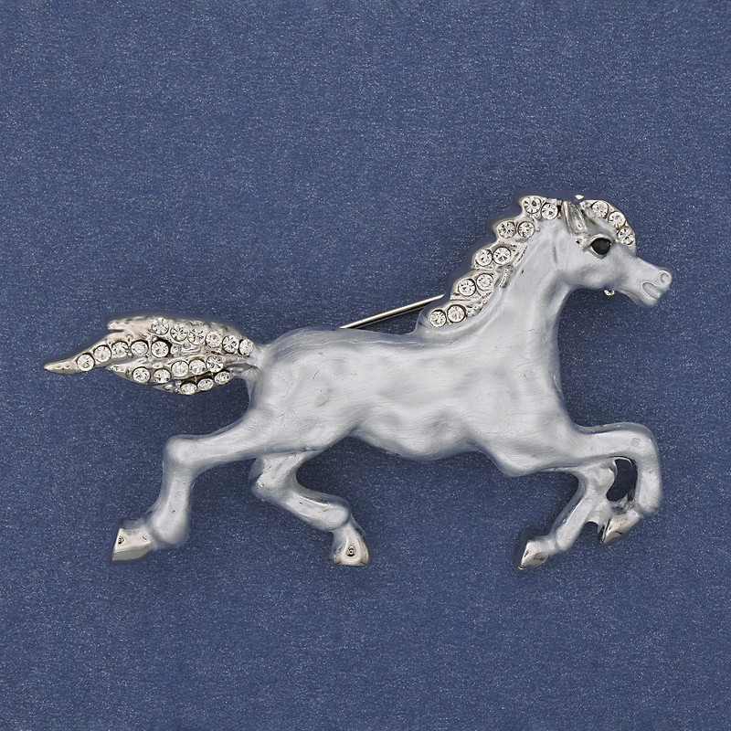 Brož Kůň se smaltem, bílé štrasové kamínky, stříbřitě zbarvený kov, 50×32 mm