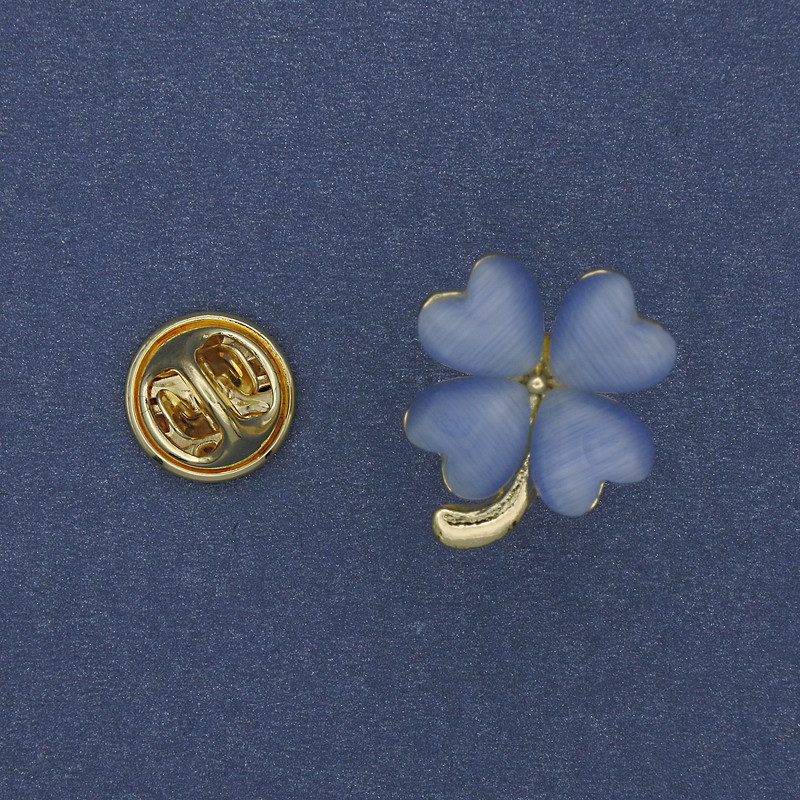 Brož čtyřlístek se světle modrým kočičím okem, 20×17 mm ± zlatavý kov