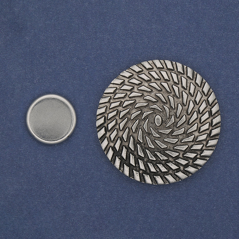 Brož na magnetu Akcent, 40 mm ± stříbrný kov