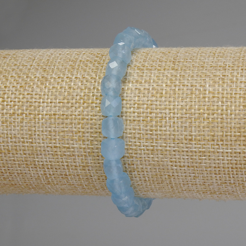 Náramek z brusovaného akvamarínu kubík, průměr 7×7 mm, délka 18 cm, elastický