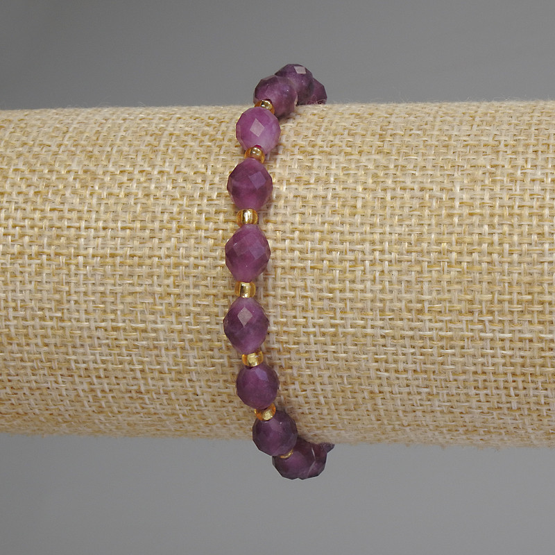 Náramek z turmalínu – brusované zrno, průměr 8×6,5 mm ±, korálky 3 mm ±, délka 18 cm, elastický