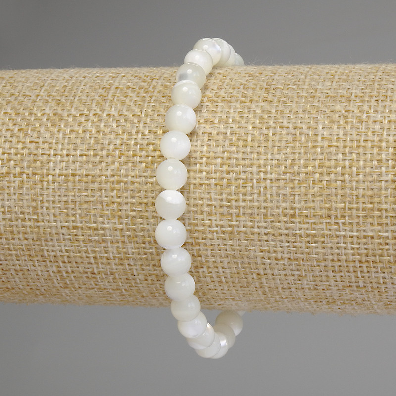 Náramek z perleti, hladká korálka, průměr 6 mm ±, délka 18 cm, elastický