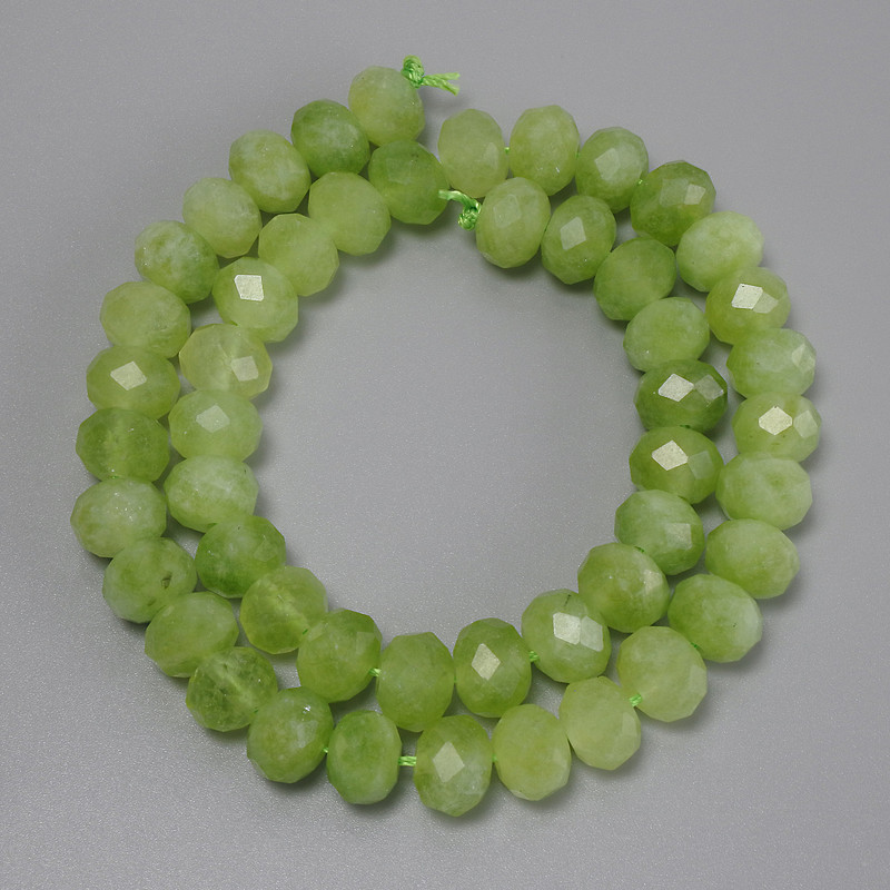 Korálky z chryzolitového olivínu, broušené rondely, průměr 10×7 mm, tloušťka 5 mm ±, délka 37 cm ± na niti
