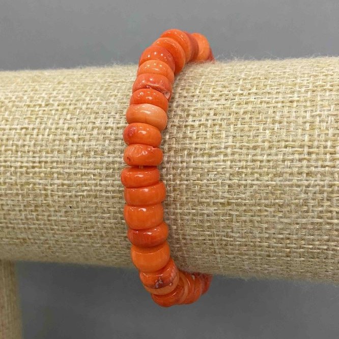 Náramek z oranžového korálu, korálové rondely, průměr cca 9×4–4,5 mm, délka 18 cm, elastický