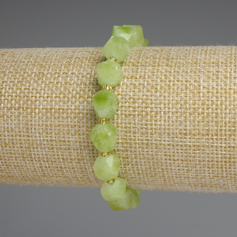 Náramek z chrysolitu a olivínu, brusované rombíky 9×8 mm ±, bískerové korálky 3 mm ±, délka 18 cm ± streč