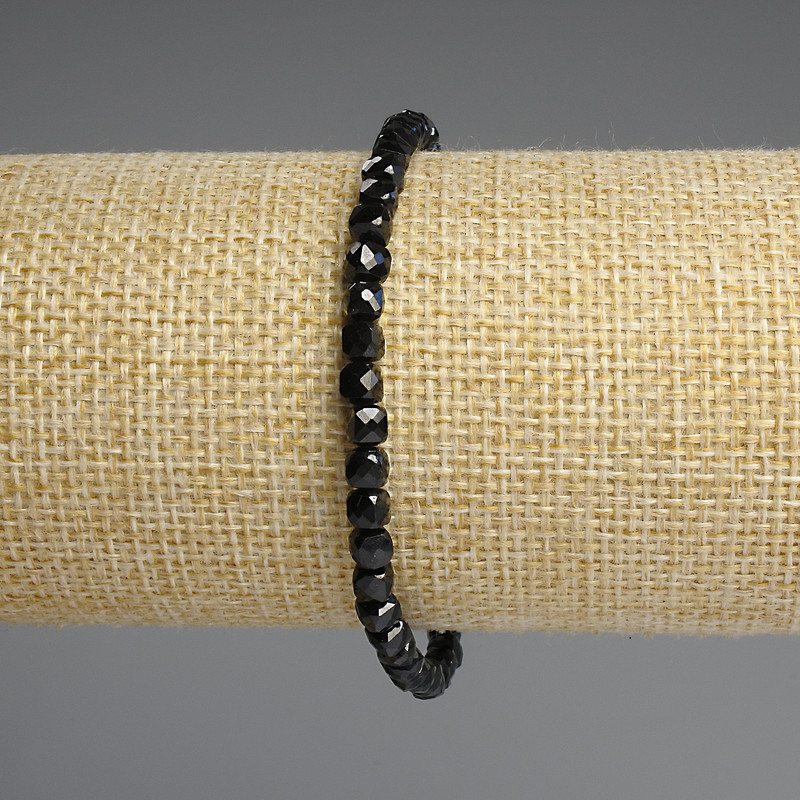 Náramek z černého turmalínu, fasetované kubické korálky, průměr 4×4 mm, délka 18 cm, na elastické šňůrce
