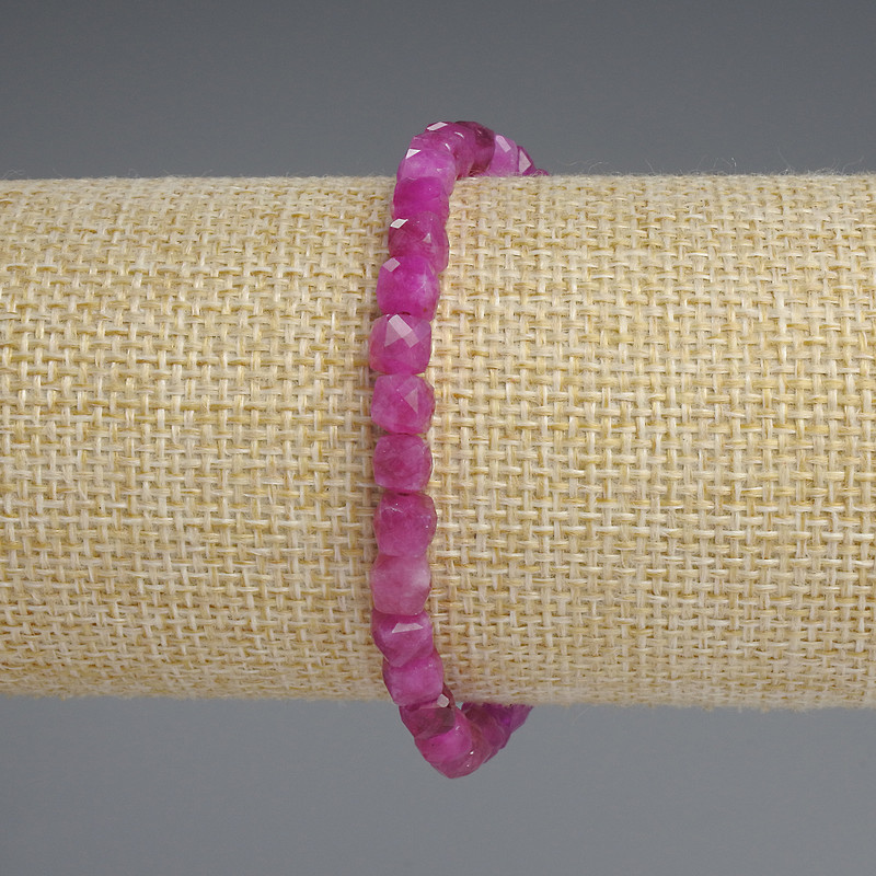 Náramek z turmalínu broušené kubíky 5×5 mm ±, délka 18 cm ±, elastický