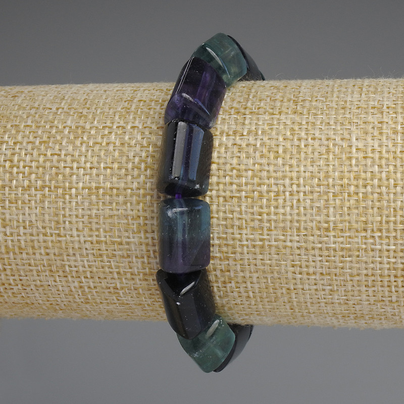Náramek z fluorit s trojúhelníkovými korálkami, průměr 14×10×10×10 mm ±, délka 18 mm ±, elastický