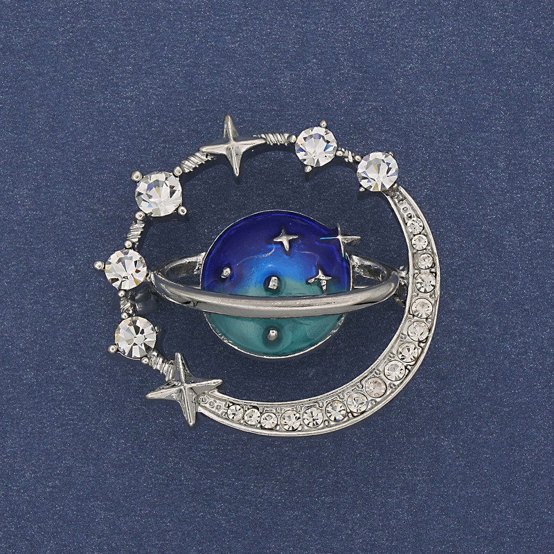 Brožka Planeta – email, bílé štrasové kamínky, stříbrný kov, 30 mm+