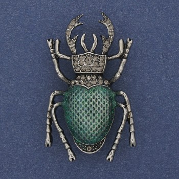 Brož „Skarabeus“ – zelený smalt, šedé štrasové kamínky, stříbrný kov, 27×46 mm