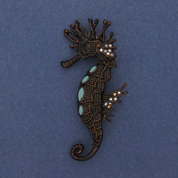 Brož-přívěšek Mořský koník, barevné krystaly, hnědý smalt, zlatý kov, 63×31 mm+
