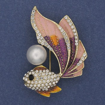 Brožka-přívěšek 'Rybka' s růžovým a fialovým smaltem, bílé štrasové kamínky a perla na zlatém kovu 47×32 mm