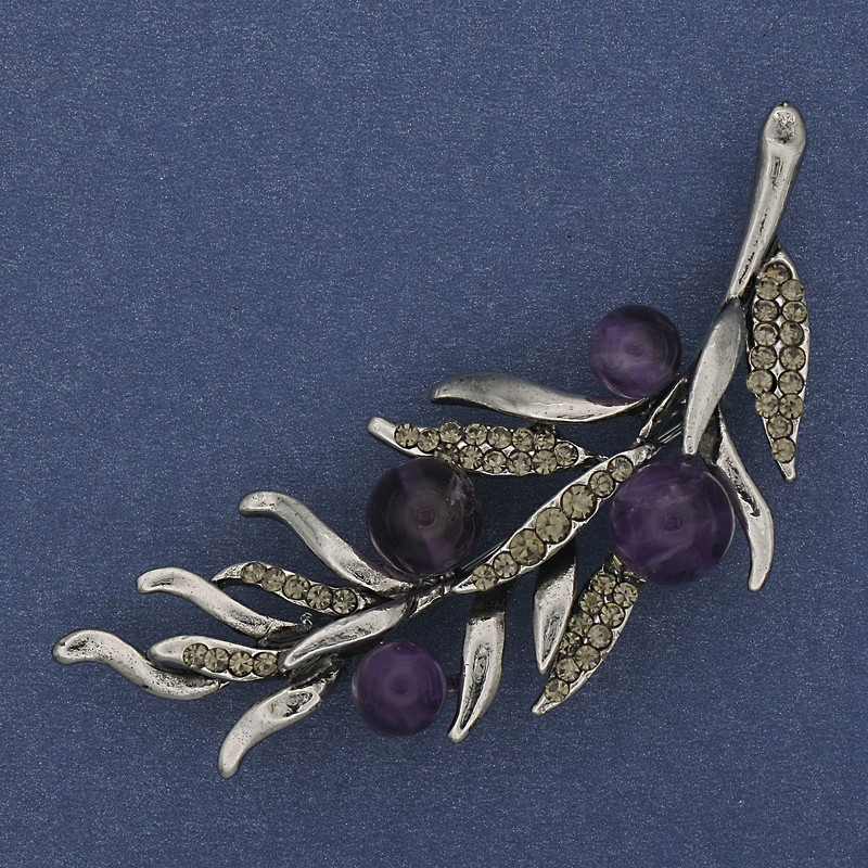 Brož Větvička ametyst se šedými štrasovými kamínky 67×26 mm, stříbrný kov