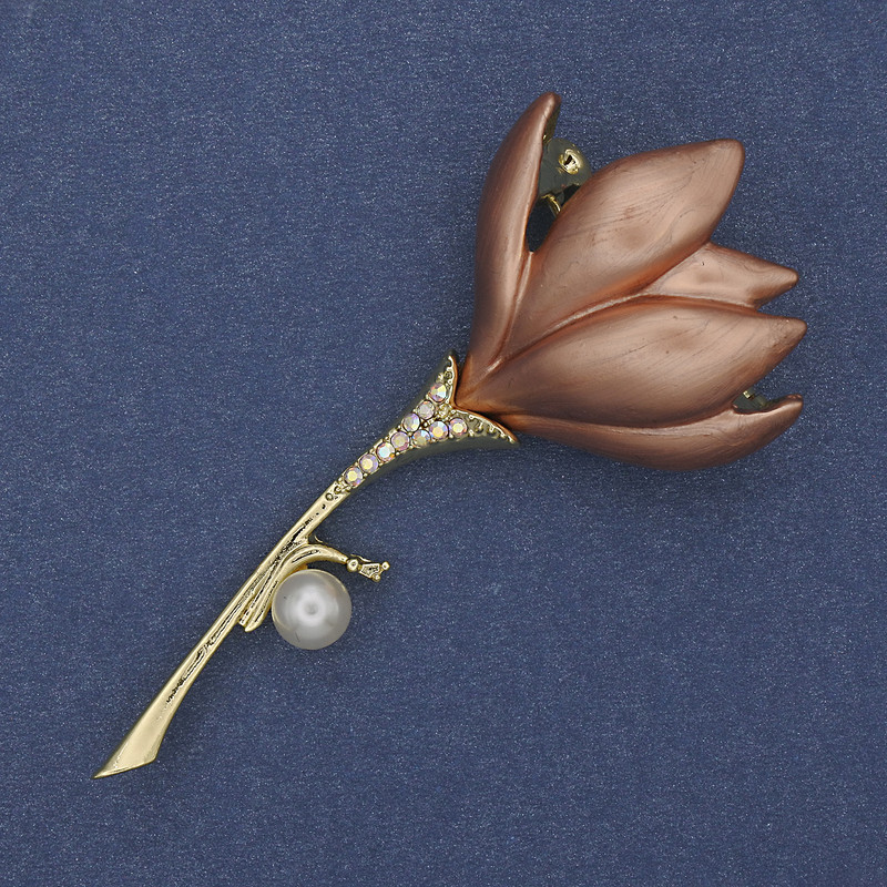 Brož-přívěšek Květina, béžový smalt, perla, štras, zlatý kov, 29×64 mm+