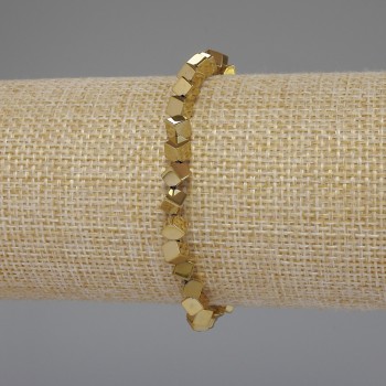Náramek z hematitu zlaté barvy, kubík s příčným otvorem, průměr 4×4 mm ±, délka 18 cm, elastický